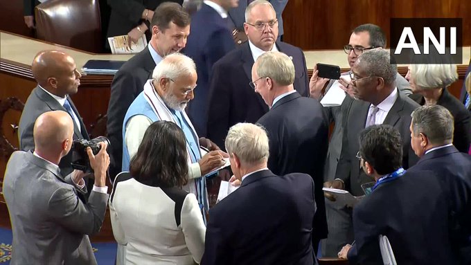 US congressmen took autographs: अमेरिकी संसद में पीएम मोदी के संबोधन के बाद अमेरिकी कांग्रेसीयों ने लिया ऑटोग्राफ और सेल्फी