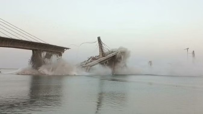 Bihar Bridge Collapse: भागलपुर में गंगा नदी मे समाया निर्माणाधीन पुल,कई मजदूर लापता