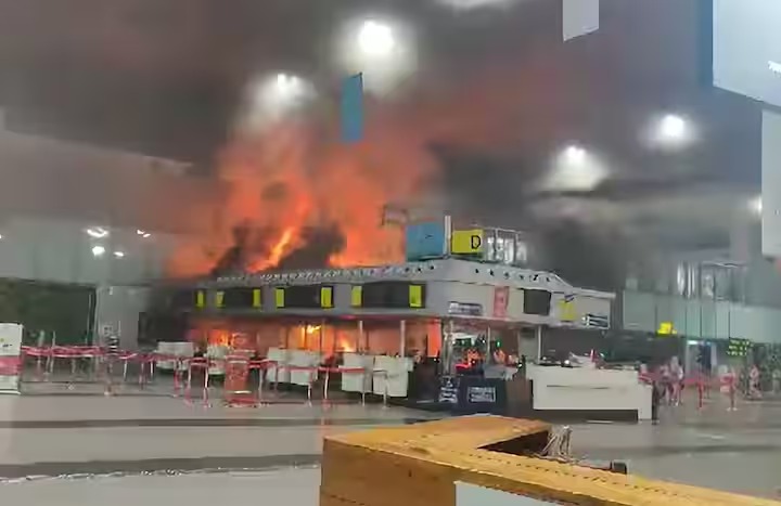 Kolkata airport fire: कोलकाता के नेताजी सुभाष चंद्र बोस इंटरनेशनल एयरपोर्ट में लगी आग