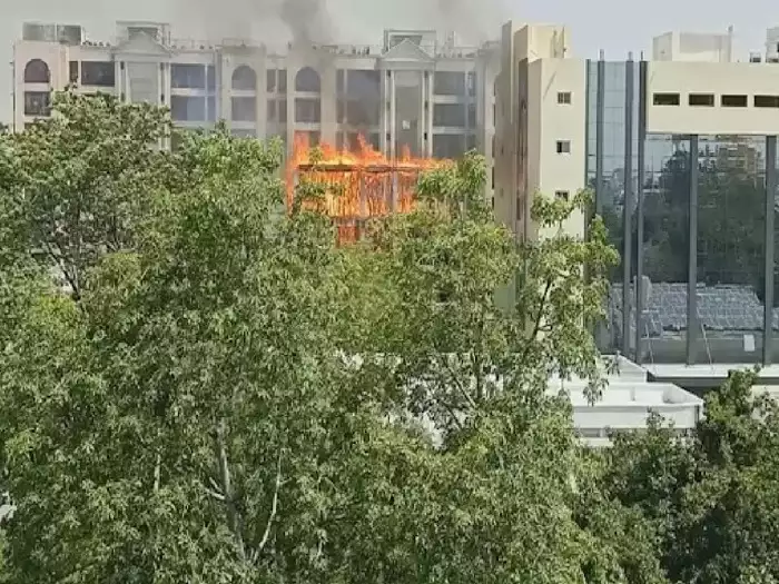 Fire in KGMU's building: लखनऊ KGMU के कार्डियोलॉजी विभाग की बिल्डिंग में लगी भीषण आग, दमकल की गाड़ियां मौके पर मौजूद