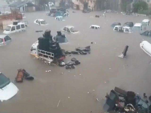 Gujarat Rain: गुजरात के कई जिलों में भारी बारिश, घरों में घुसा पानी, गाड़ियां और दुकाने डूबी