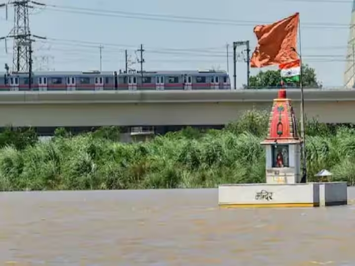 Delhi Yamuna Flood: यमुना ने लिया भयावह रूप, जल स्तर 208.5 मीटर पहुंचा, मुख्यमंत्री अरविंद केजरीवाल ने प्रभावित क्षेत्रों से लोगों को सुरक्षित निकालने का दिया निर्देश