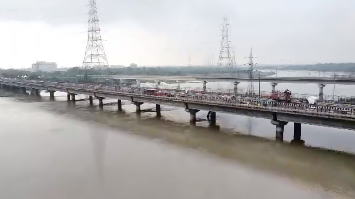 Yamuna Water Level: युमना का जलस्तार घटा, 205.98 मीटर दर्ज किया गया, लोगों को धूप निकलने का इंतजार