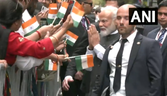 PM Modi France Visit: पीएम मोदी के पेरिस पहुंचने पर खुशी से झूम उठे भारतीय समुदाय के लोग, 'भारत माता की जय' और 'वंदे मातरम' के लगाए नारे