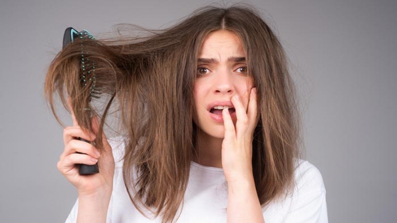 Reduce Frizzy Hair: बारिश के मौसम में रूखे-सूखे बालों से हैं परेशान, तो सिल्की बाल पाने के लिए अपनाएं ये टिप्स