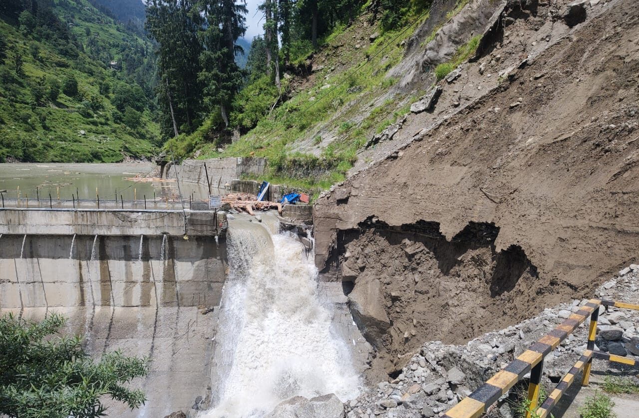 Malana Dam: हिमाचल में डैम का पानी भर कर ओवरफ्लो, गेट हुआ जाम, बांध फटा तो मचेगा हाहाकार