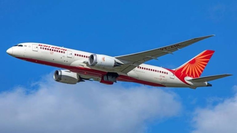 विदेशी यात्री ने Air India में काटा बवाल, क्रू मेंबर से मारपीट कर तोड़ा गेट