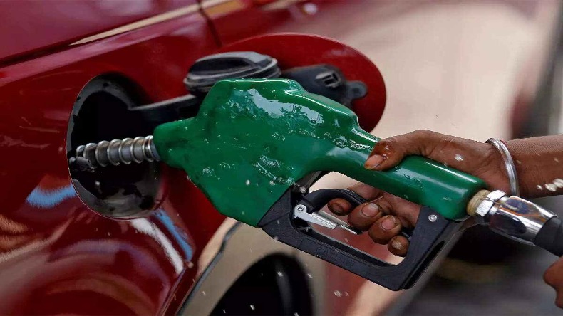 Petrol- Diesal Price: महानगरों से लेकर छोटे शहरों तक पेट्रोल-डीजल के दामों में कमी, जानें आपको यहां कितने घटे दाम