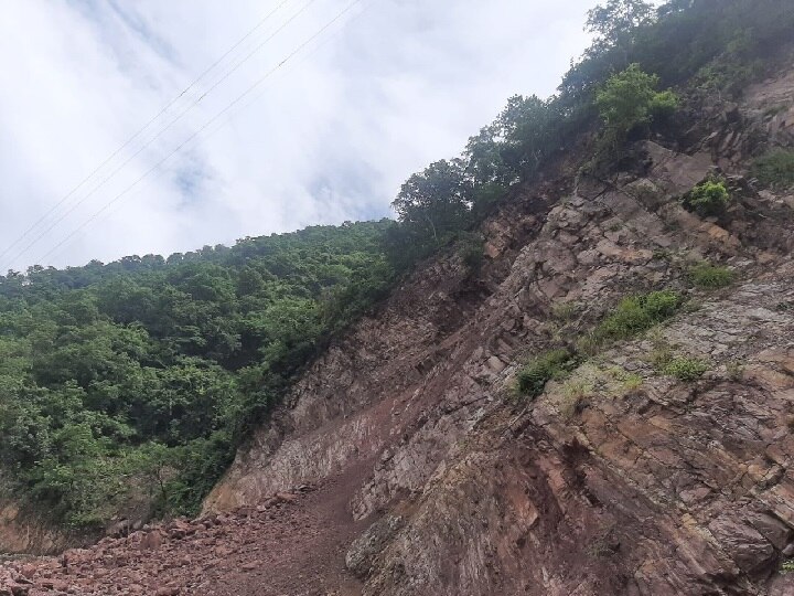 landslide: भूस्खलन के कारण सड़क अवरुद्ध होने से हजारों लोग नेपाल राजमार्ग पर फंसे