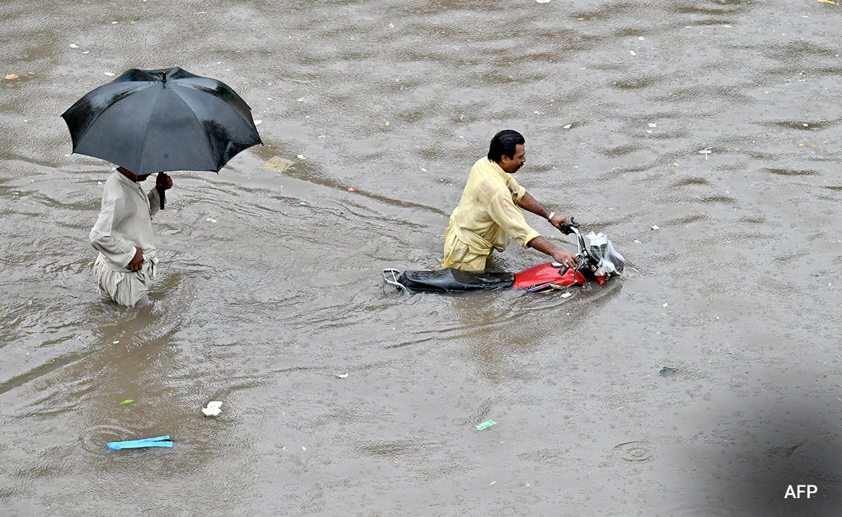 Flood in Pakistan: पाकिस्तान में बाढ़ से आफत, 101 लोगों की मौत, सैकड़ो घर गिरे