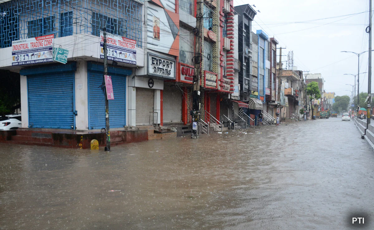 North India Rain: उत्तर भारत में बारिश ने 40 सालों का रिकॉर्ड तोड़ा, दो दिन में 12 लोगों की मौत, 3000 वाहन फंसे