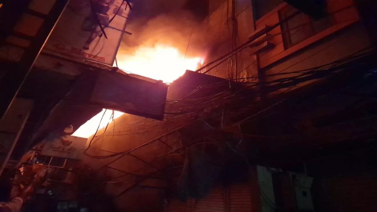 Delhi fire: दिल्ली के गांधी नगर मार्केट के एक प्लाईबोर्ड की दुकान में लगी आग, देखें यह वीडियो