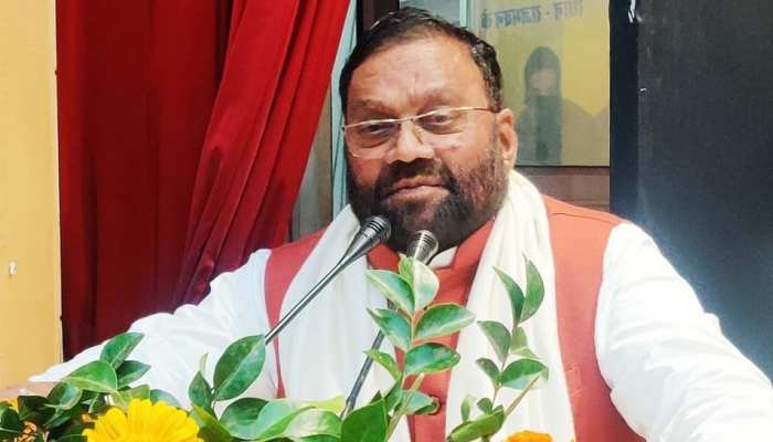 Swami Prasad Maurya: सपा नेता स्वामी प्रसाद मौर्य पर फेंका गया जूता, ओबीसी सम्मलेन के दौरान हुई घटना