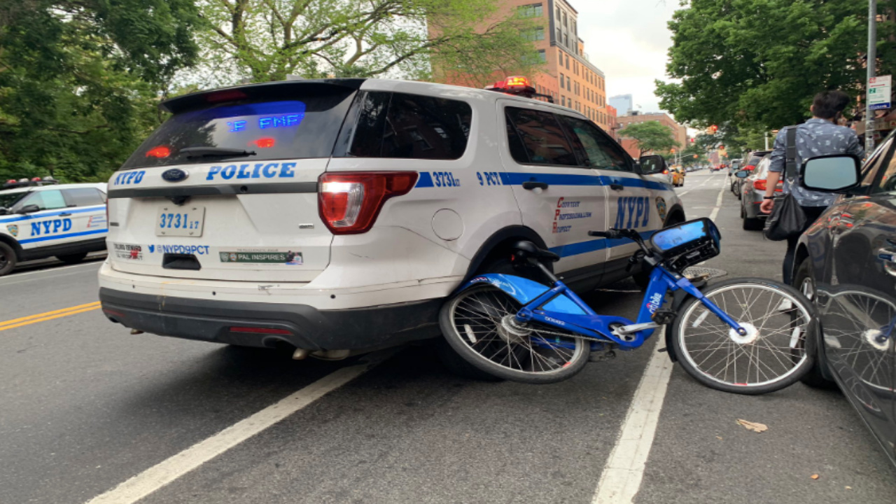 New York Police Hit Bike Rider: न्यूयॉर्क में पुलिस ने बाइक सवार को रोकने के लिए की ऐसी हरकत, बाइक ड्राइवर की हुई मौत