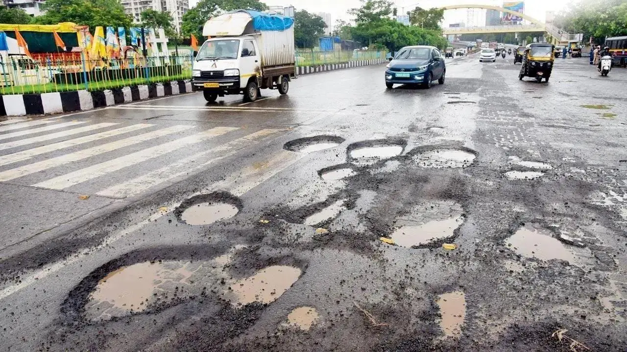 Bombay High Court: सड़क के गड्डों को लेकर बाम्बे हाईकोर्ट सख्त, छह निगम आयुक्तों को कोर्ट में पेश होने का दिया आदेश