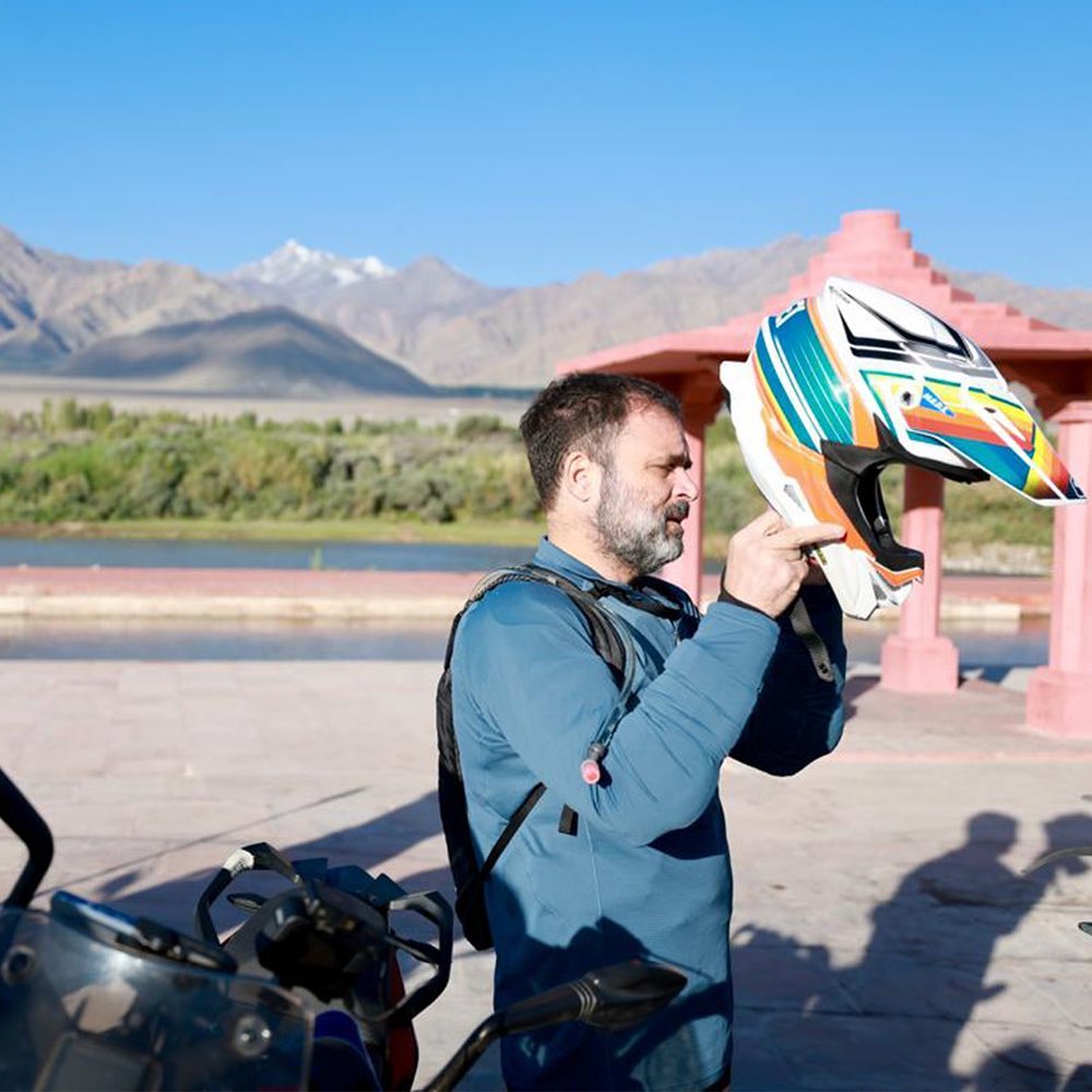 Rahul Gandhi Ladakh Visit: लेह-लद्दाख में बाइक राइड करते नजर आए कांग्रेस नेता राहुल गांधी, देखें तस्वीर