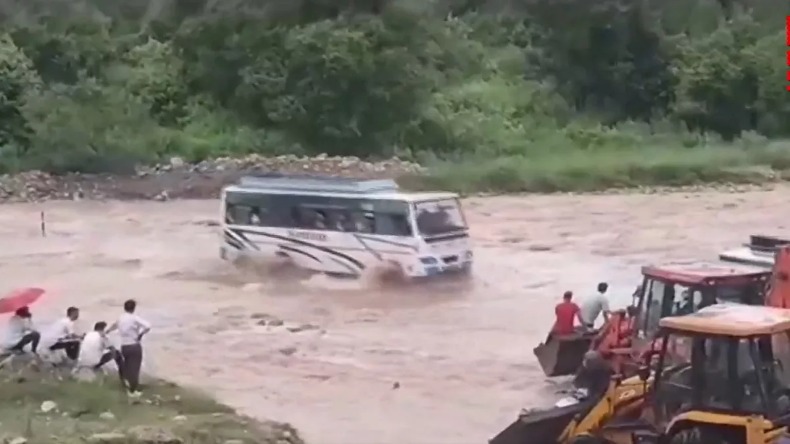 उत्तराखंड में बारिश का कहर, बरसाती नाले में बही भरी बस, सभी यात्री सुरक्षित