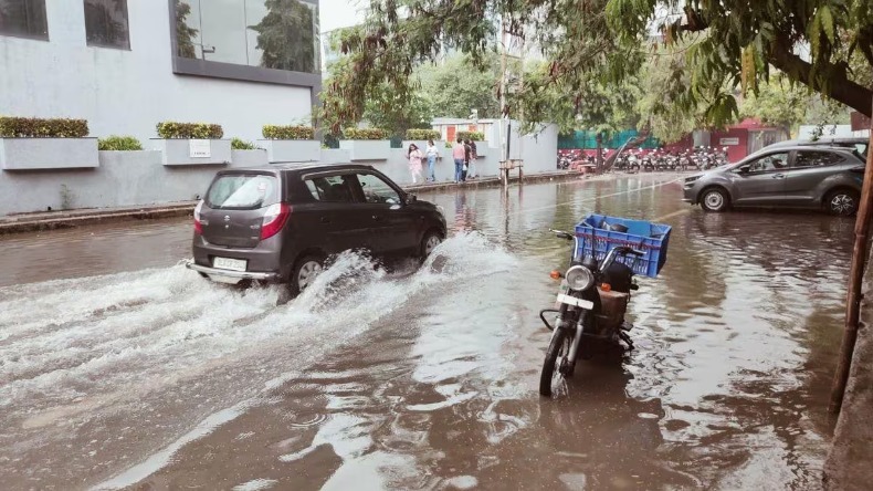 बिहार-बंगाल के कई गांवों में बाढ़, इन राज्यों में मूसलाधार बारिश की चेतावनी, जानें आज के मौसम का हाल