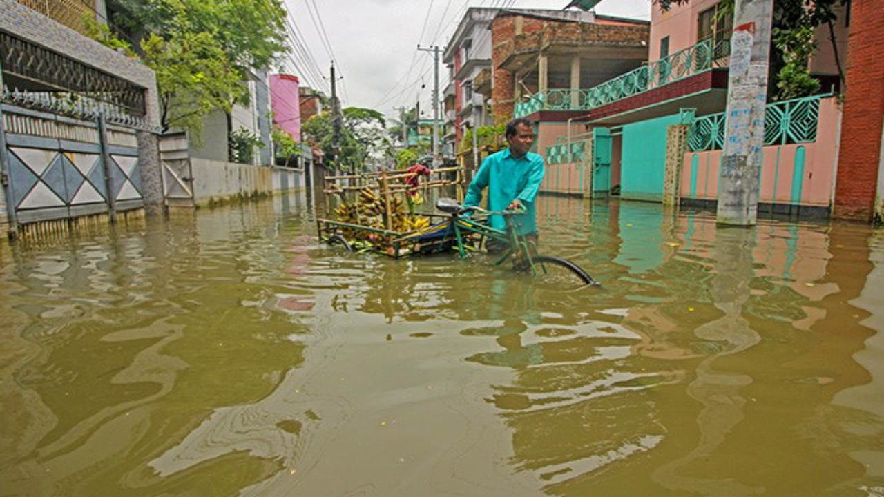 Bangladesh News : बांग्लादेश में बारिश का कहर, 2 लाख से ज्यादा लोग फंसे, निकलना हुआ मुश्किल