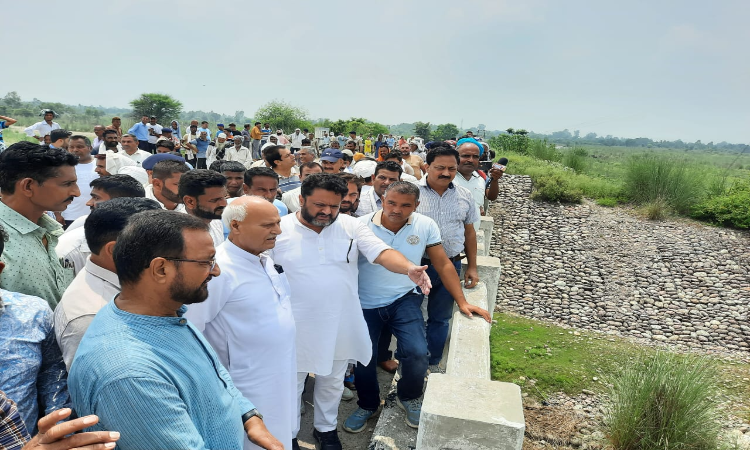 Himachal Flood: कृषि मंत्री ने बाढ़ ग्रस्त मंड क्षेत्र का दौरा कर नुकसान का लिया जायजा, मुआवजा राशि को कई गुना बढ़ाया गया…