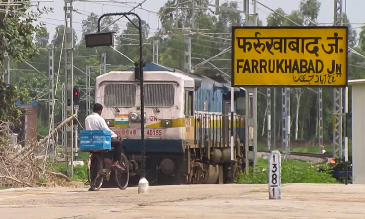 Farrukhabad News: घर के बाहर खड़े टैक्सी ड्राइवर को मारी गोली, देर रात गंभीर हालत में जिला अस्पताल में भर्ती कराया गया