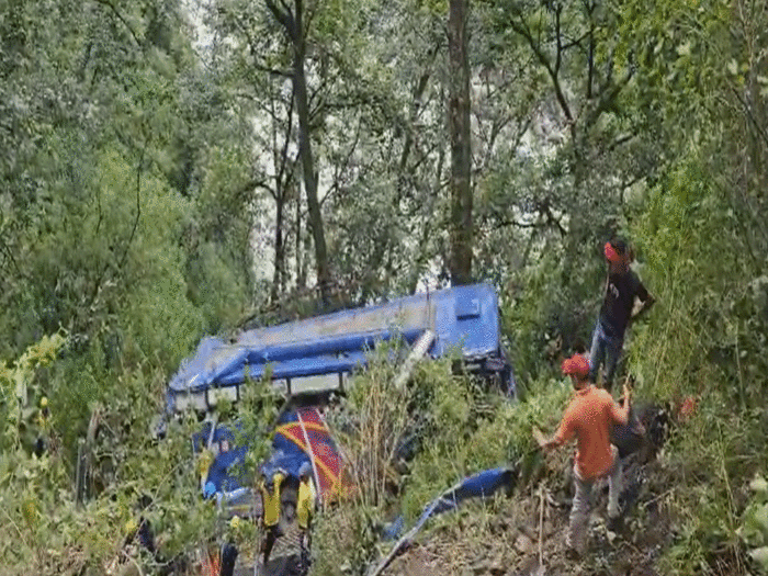 Uttarakhand Bus Accident: उत्तरकाशी-गंगोत्री हाईवे के पास श्रद्धालुओं से भरी बस के खाई में गीरने से 7 लोगों की मौत