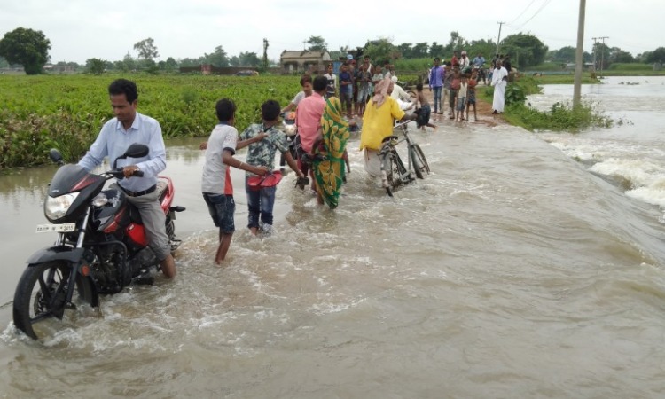 Kishanganj News: बिहार के किशनगंज में सभी नदियां उफान पर, आस पास के इलाके और रेल ट्रैक भी डूबे