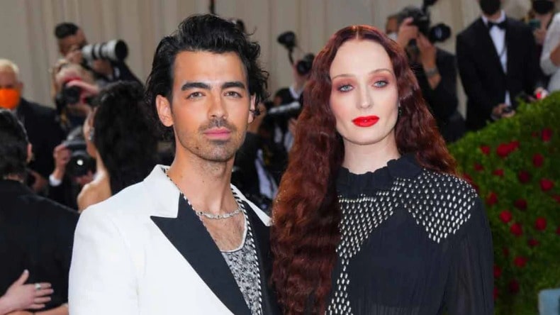 शादी के 4 साल बाद Joe Jonas और Sophie Turner लेंगे तलाक, जानें किन कारणों से आई रिश्ते में खट्टास