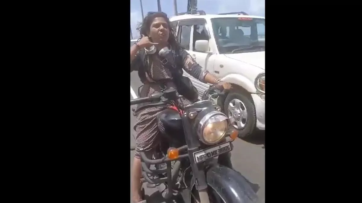 Mumbai Woman Viral Video: 