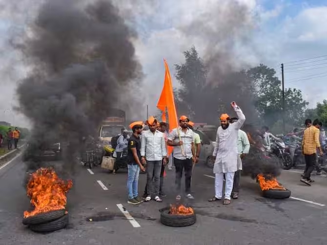 Maratha Reservation: मराठा आरक्षण आंदोलन हुआ हिंसक, जल उठा महाराष्ट्र