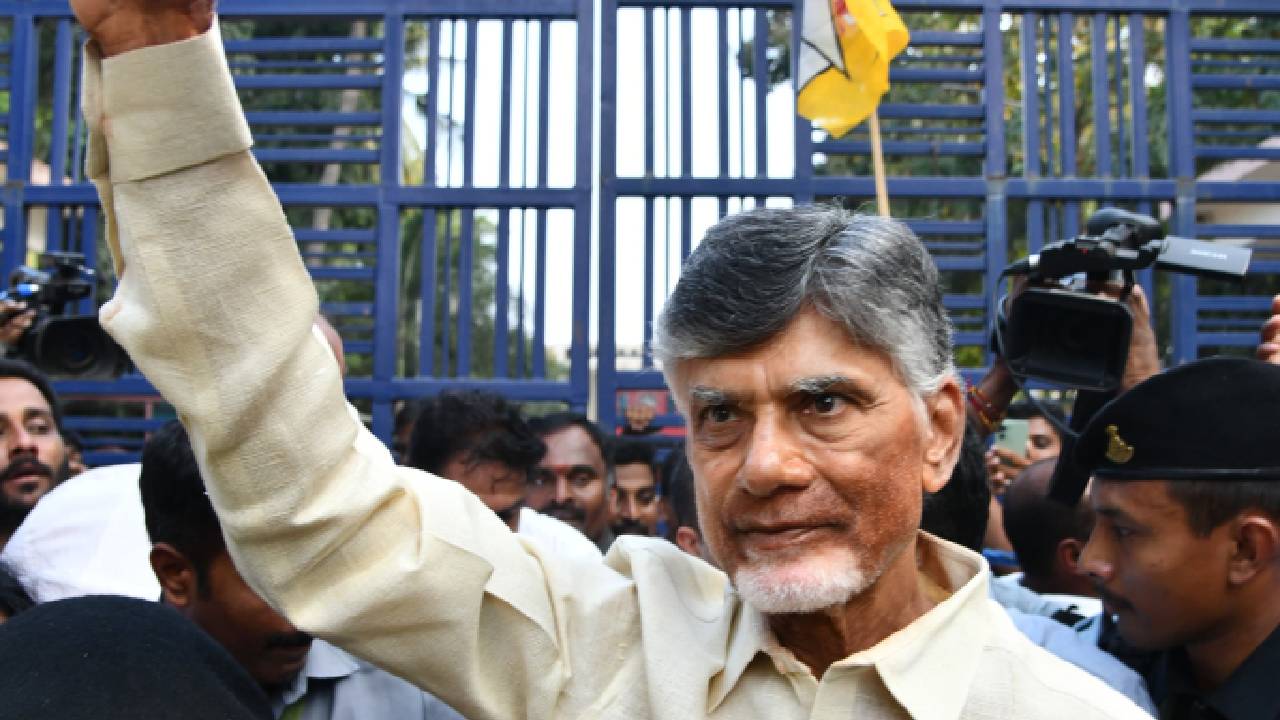 N Chandrababu Naidu: 52 दिनों बाद चंद्रबाबू नायडू को मिली जमानत, जेल के गेट पर उमड़ा भीड़