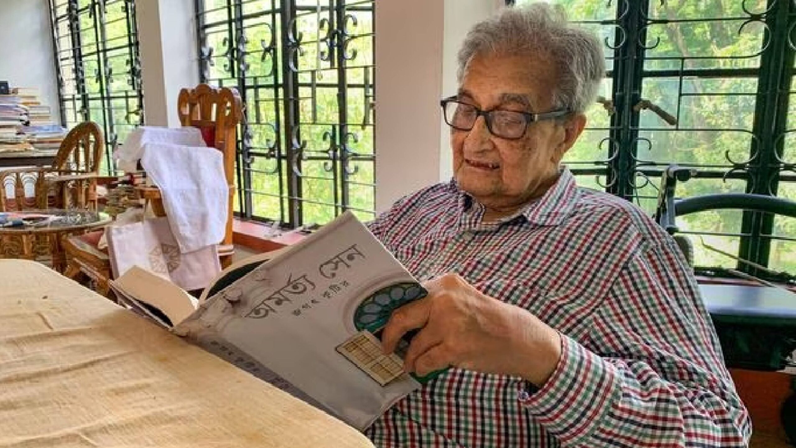 Amartya Sen: अमर्त्य सेन की मौत की खबर निकली झूठी, बेटी ने किया खंडन