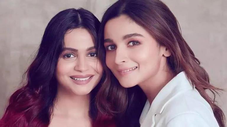 Alia and Shaheen Bhatt: आलिया भट्ट ने बहन शाहीन संग व्हाटसएप चैट की शेयर, ऐसी करतीं हैं बातें