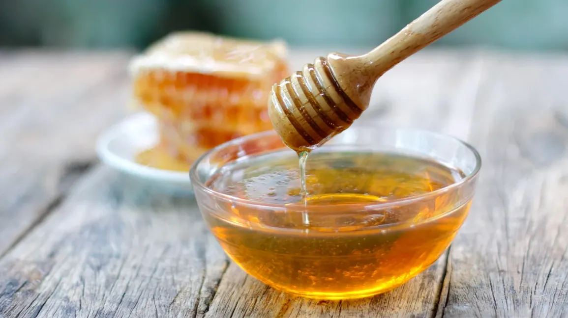 Honey Health Benefits : बदलते मौसम में खांसी और कफ से है परेशान, तो शहद से ऐसे करे इसका जड़ से इलाज