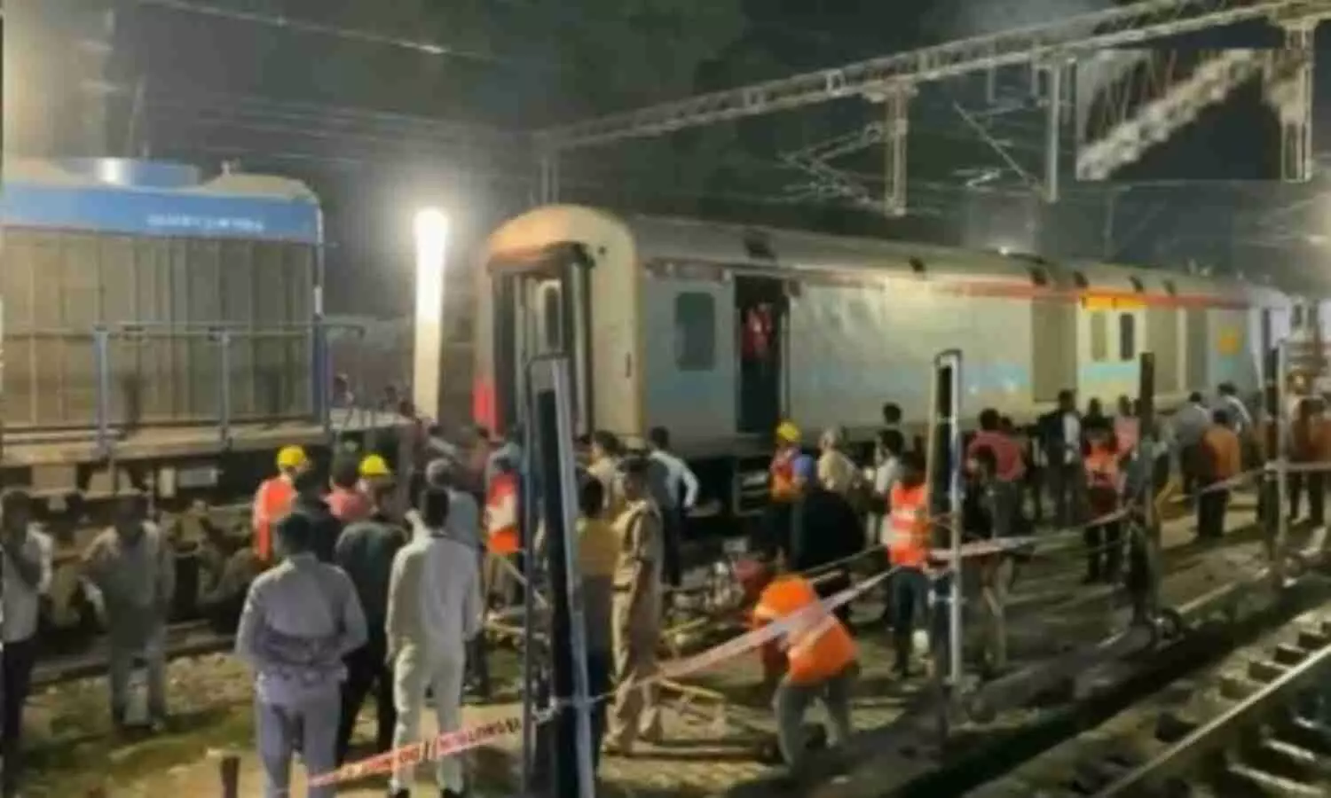 Train Accident: प्रयागराज स्टेशन पर बड़ा हादसा टला, ट्रेन की इंजन और कोच पटरी से उतरी, देखें वीडियो