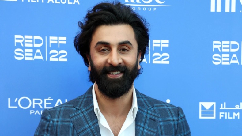 Ranbir Kapoor: बेटी के नाम का टैटु फ्लॉट करते दिखें रणबीर कपूर, वीडियो वायरल