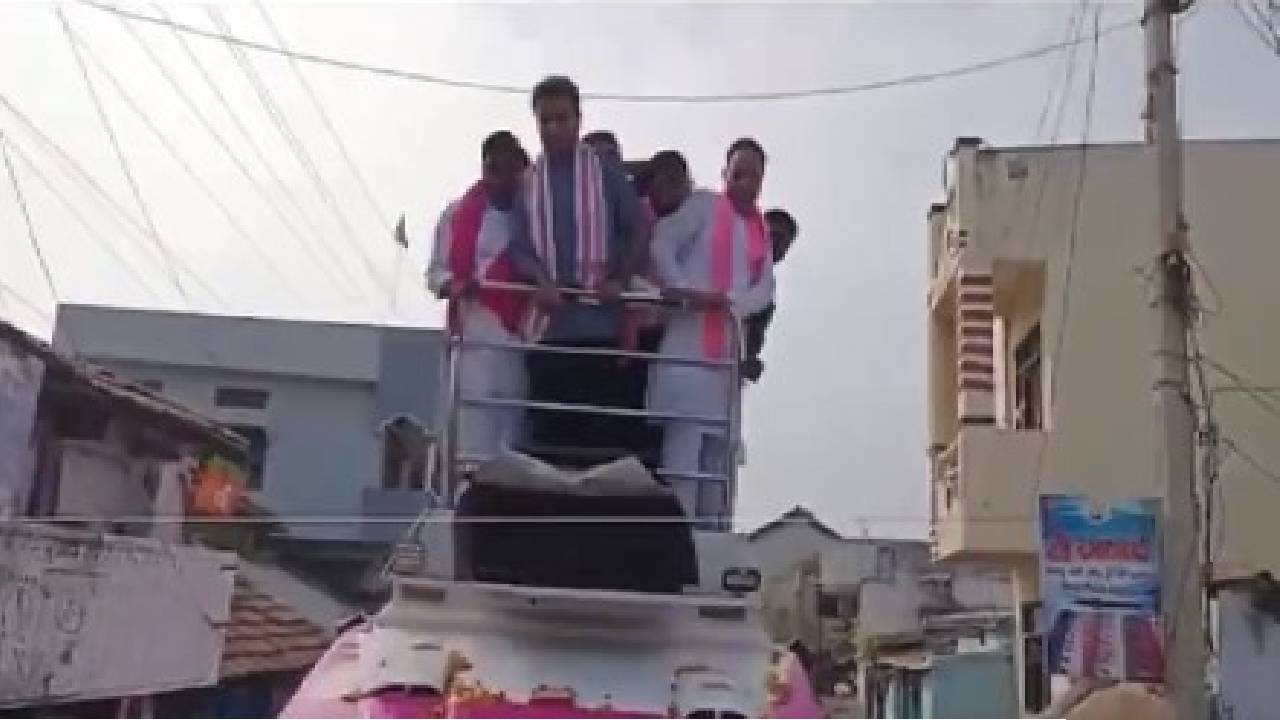 Telangana Election 2023: चुनावी रथ की रेलिंग टूटी, गिरते-गिरते बचे BRS नेता केटीआर राव, देखें वीडियो