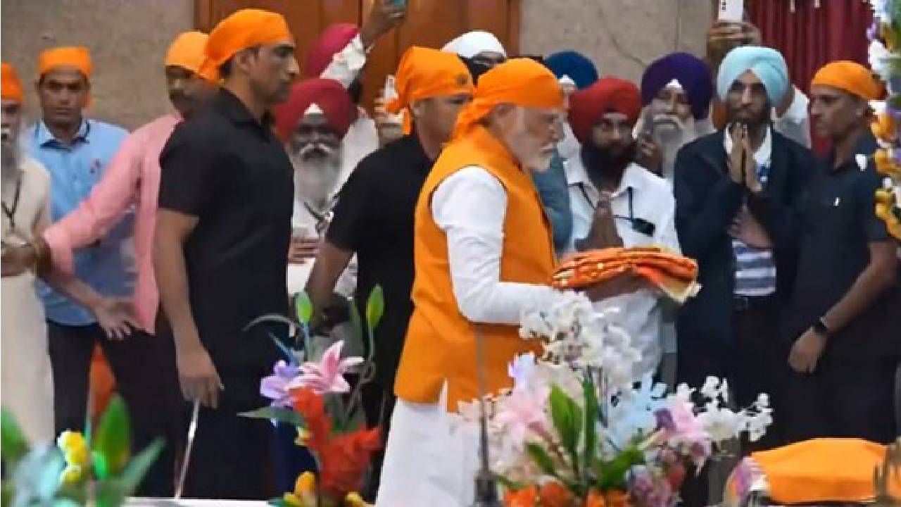 PM Modi visits Gurudwara: प्रकाश पर्व के अवसर पर अमीरपेट गुरुद्वारा पहुंचे पीएम मोदी, लोगों को दी शुभकामनाएं