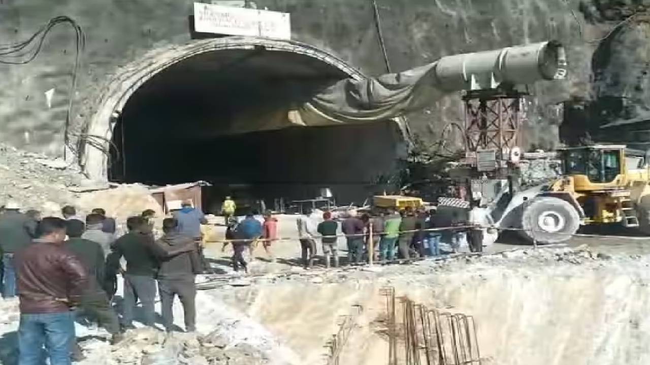 Uttarkashi Tunnel Accident: रेस्क्यू टीम को मिली पहली सफलता, टनल में फंसे मजदूर को थोड़ी राहत