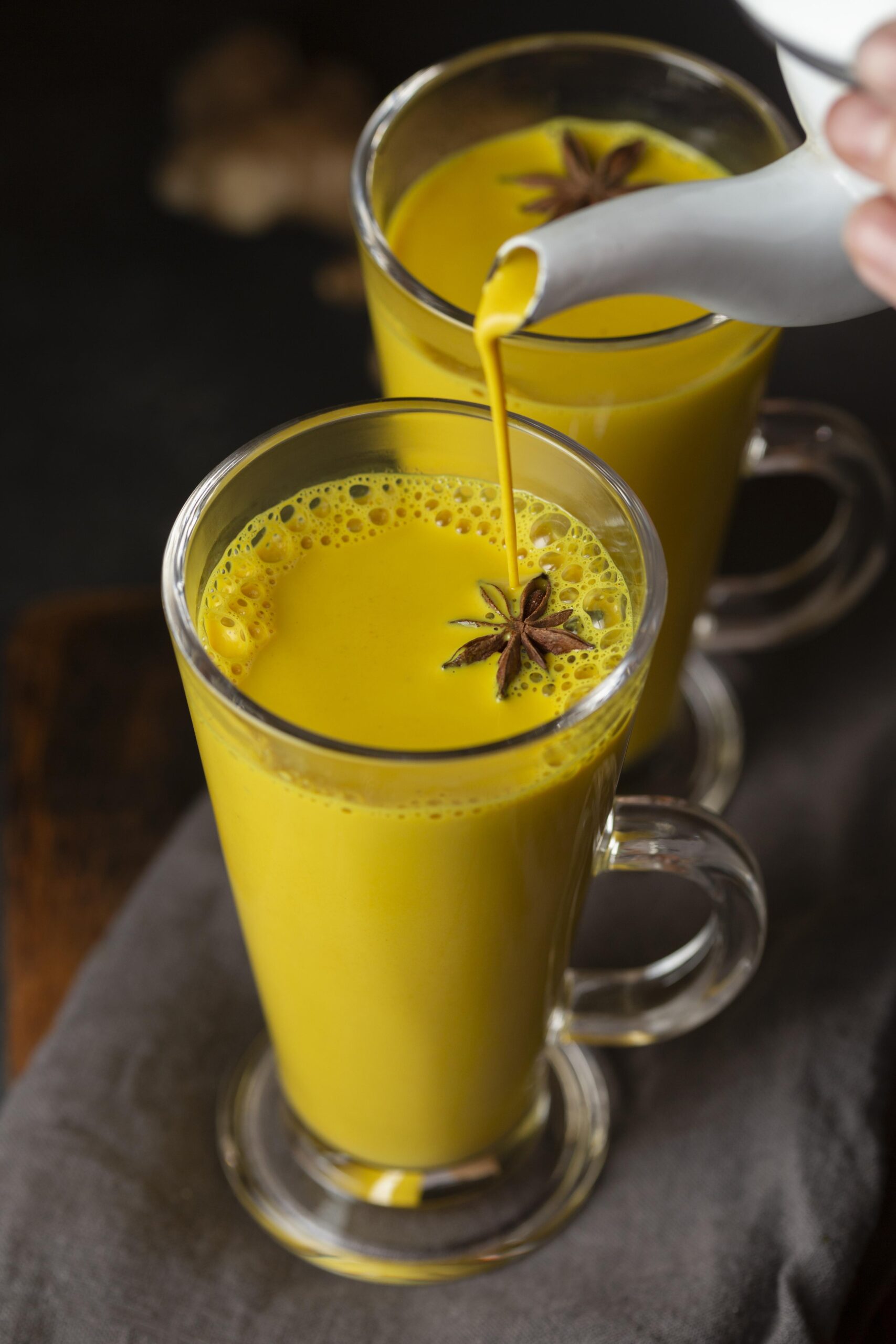 Turmeric And Jaggery Milk : हल्दी और गुड़ वाला दूध पीने से क्या फायदे मिलते है,जाने