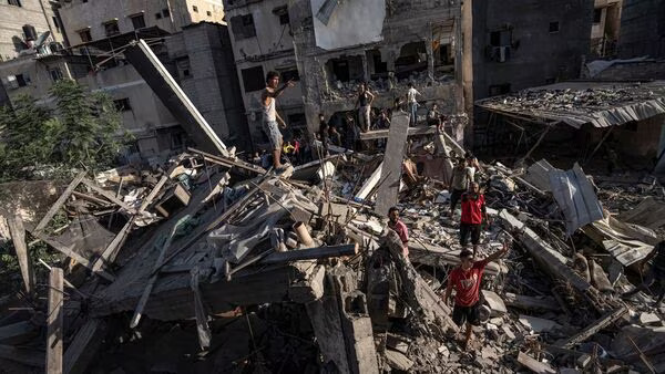 Israel-Hamas War: इजरायल ने तेज की बमबारी, मध्य गाजा पर हुए हमले में 70 लोग की गई जान