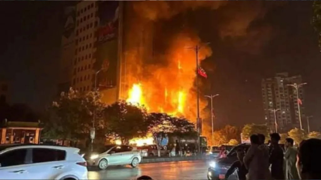 Karachi Mall Fire: कराची के शॉपिंग मॉल में लगी भीषण आग, तीन लोगों की मौत