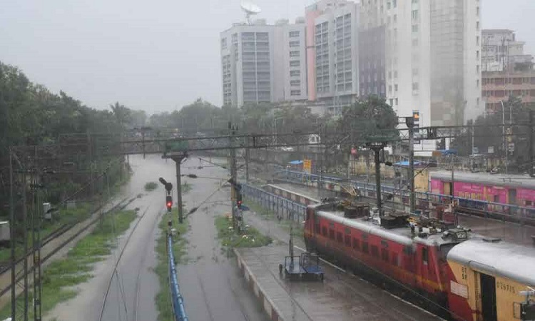 Tamil Nadu Rain: तमिलनाडु में भीषण बारिश की मार, रेलवे ने रद्द की ये नौ ट्रेने