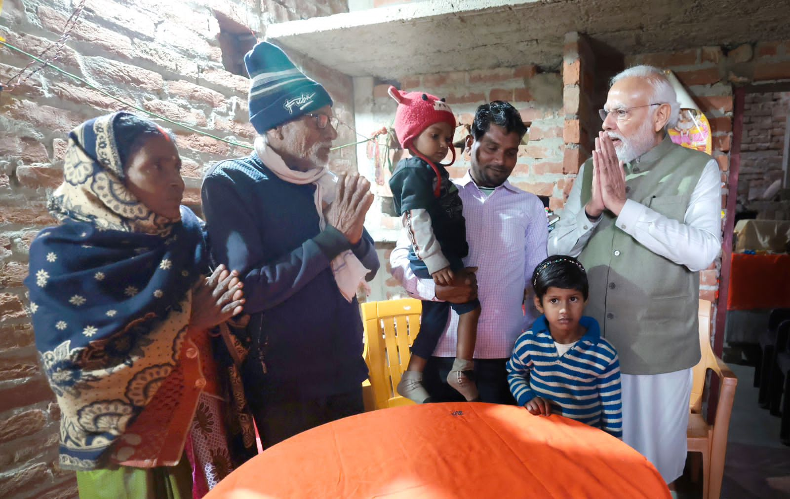 PM Modi Ayodhya visit: पीएम मोदी को कैसी लगी मांझी के घर की चाय, परिवार से क्या-क्या बातें हुईं, जानिए पूरी कहानी