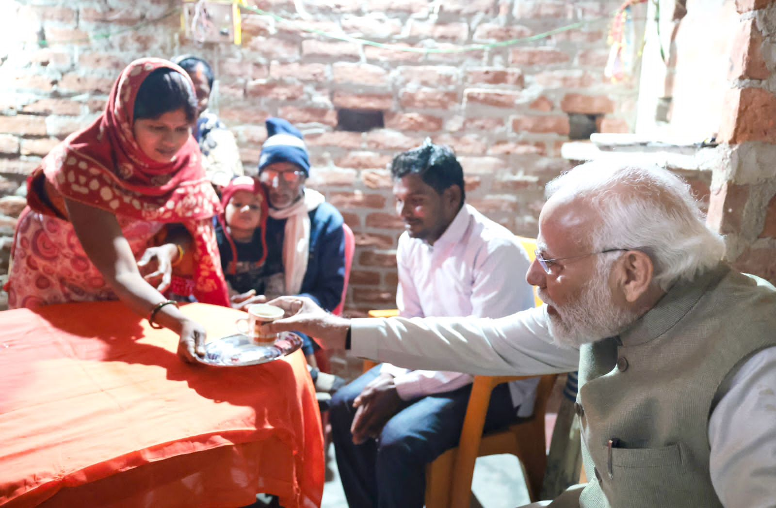 PM Modi Ayodhya Visit: जानें कौन हैं मीरा मांझी जिनके घर पीएम मोदी ने पी चाय, देखें तस्वीरें