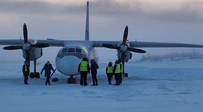 Polar Airlines: जमी हुई नदी पर उतरा रूसी विमान, कोई हताहत नहीं; देखें वीडियों