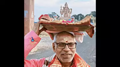 Ram Mandir Pran Pratishtha: सिर पर सोने की पादुका लेकर 1,300 किलोमीटर से अधिक पैदल यात्रा पर निकला हैदराबाद का यह व्यक्ति