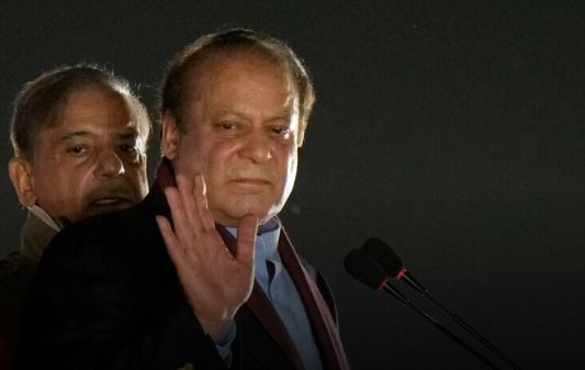 Nawaz Sharif: 'चुनाव से पहले नवाज़ शरीफ़ छोड़ सकते हैं पाकिस्तान', एतज़ाज़ अहसन का दावा