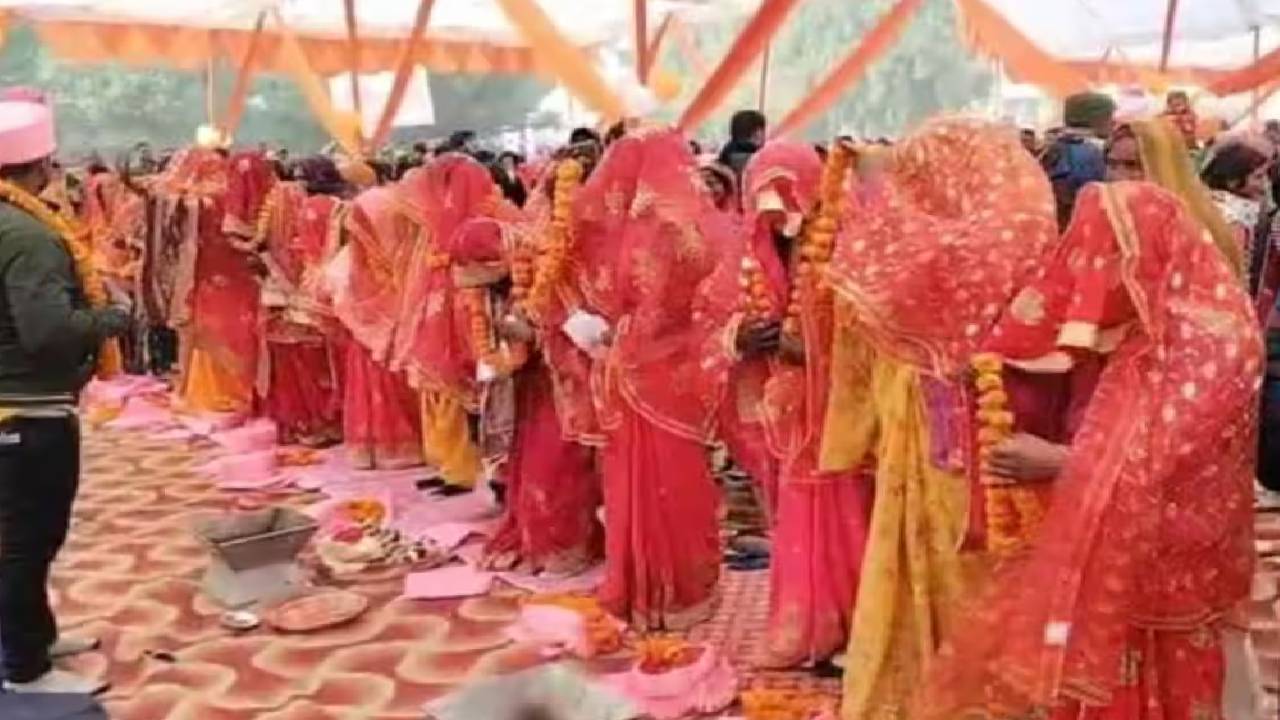 Mukhyamantri Samuhik Vivah Scheme: सामूहिक विवाह में दुल्हन ने खुद को पहनाया वरमाला, जानें क्या है माजरा