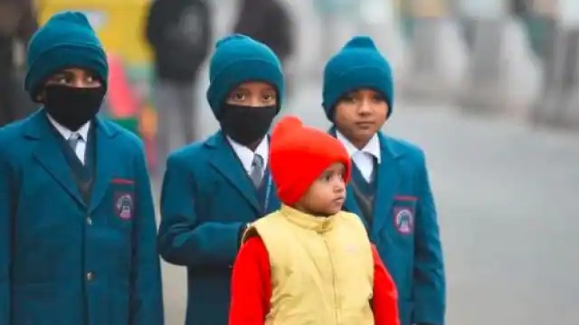 School Winter Vacation: शीत लहर के चलते यूपी-पंजाब में स्कूलों की छूट्टियां बढ़ी, इस तारीक तक बंद रहेंगे स्कूल 